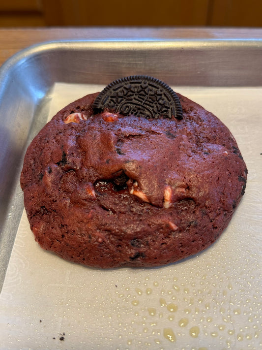 Red Velvet White Chocolate Chip Oreo